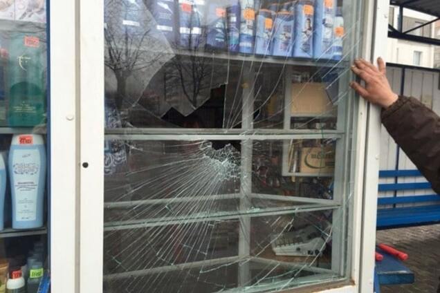 Киев охватили массовые грабежи киосков: тянут сигареты и продукты