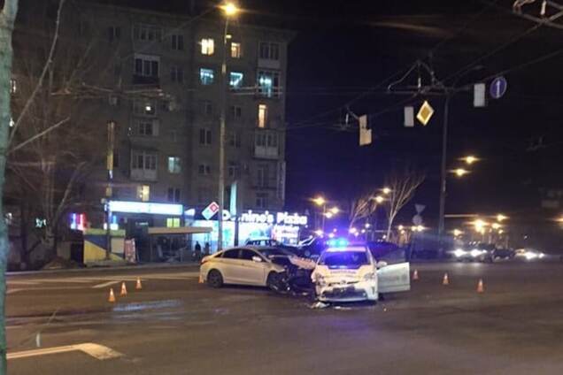 В Киеве автомобиль полиции столкнулся с легковушкой: фоторепортаж