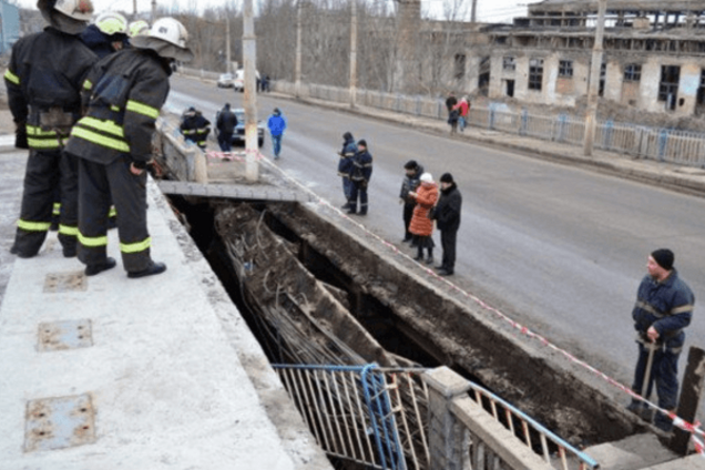 В Луганске рухнул мост, по которому оккупанты гоняли танки: опубликованы фото и видео