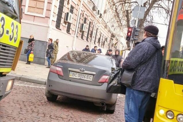 Отошел на минуточку: герой парковки заблокировал проезд в центре Киева