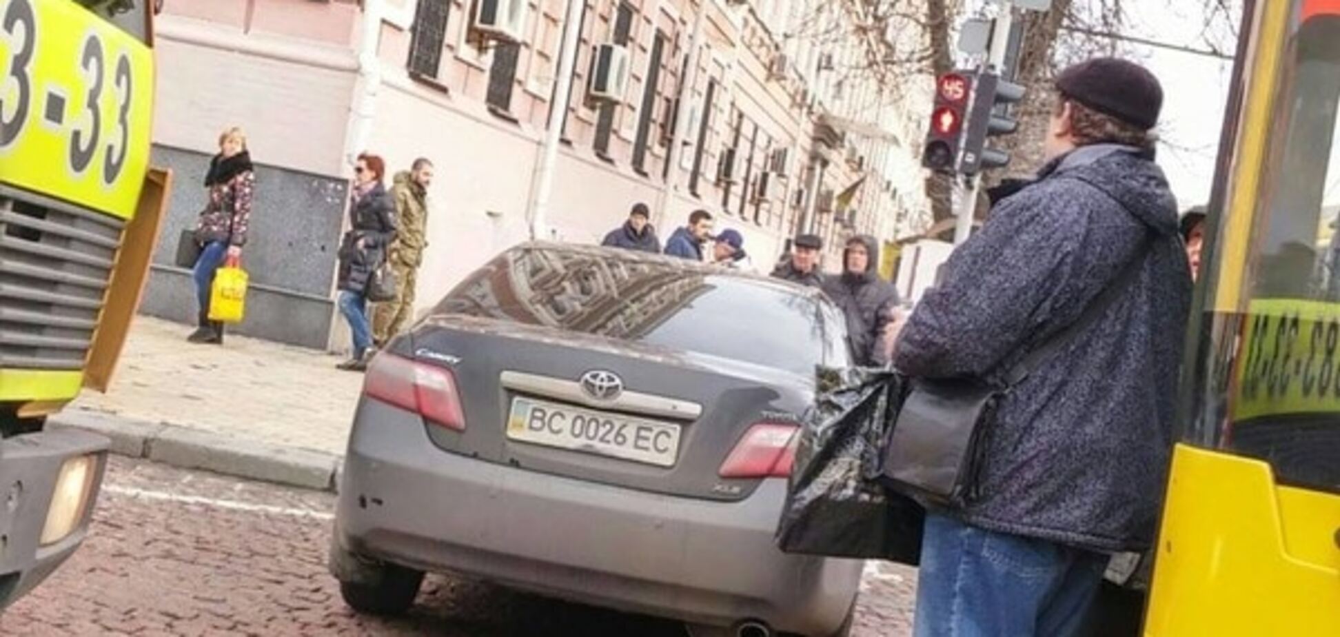 Отошел на минуточку: герой парковки заблокировал проезд в центре Киева
