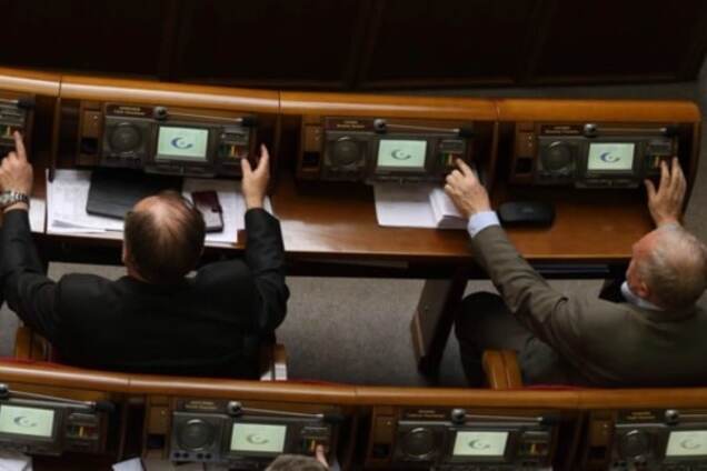 Законы в Раде принимаются 'кнопкодавами' на галерке – Лещенко