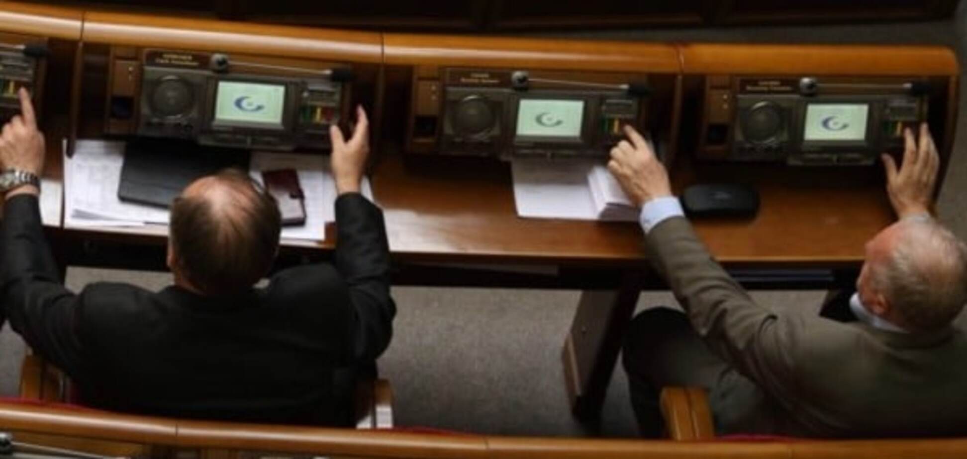 Закони в Раді ухвалюються 'кнопкодавами' на гальорці - Лещенко