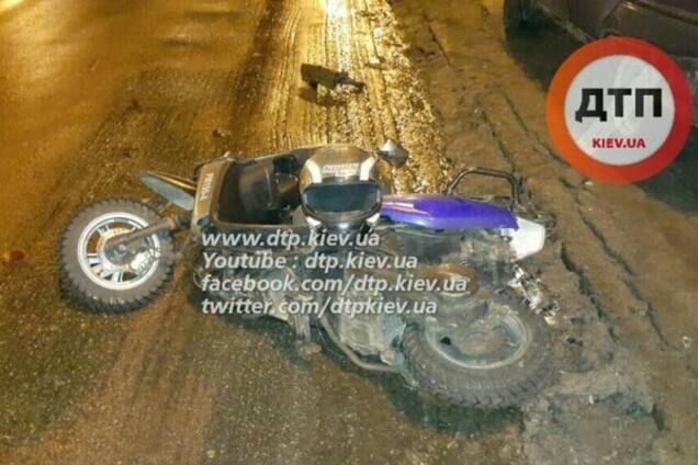В Киеве пьяный водитель снес с дороги скутериста