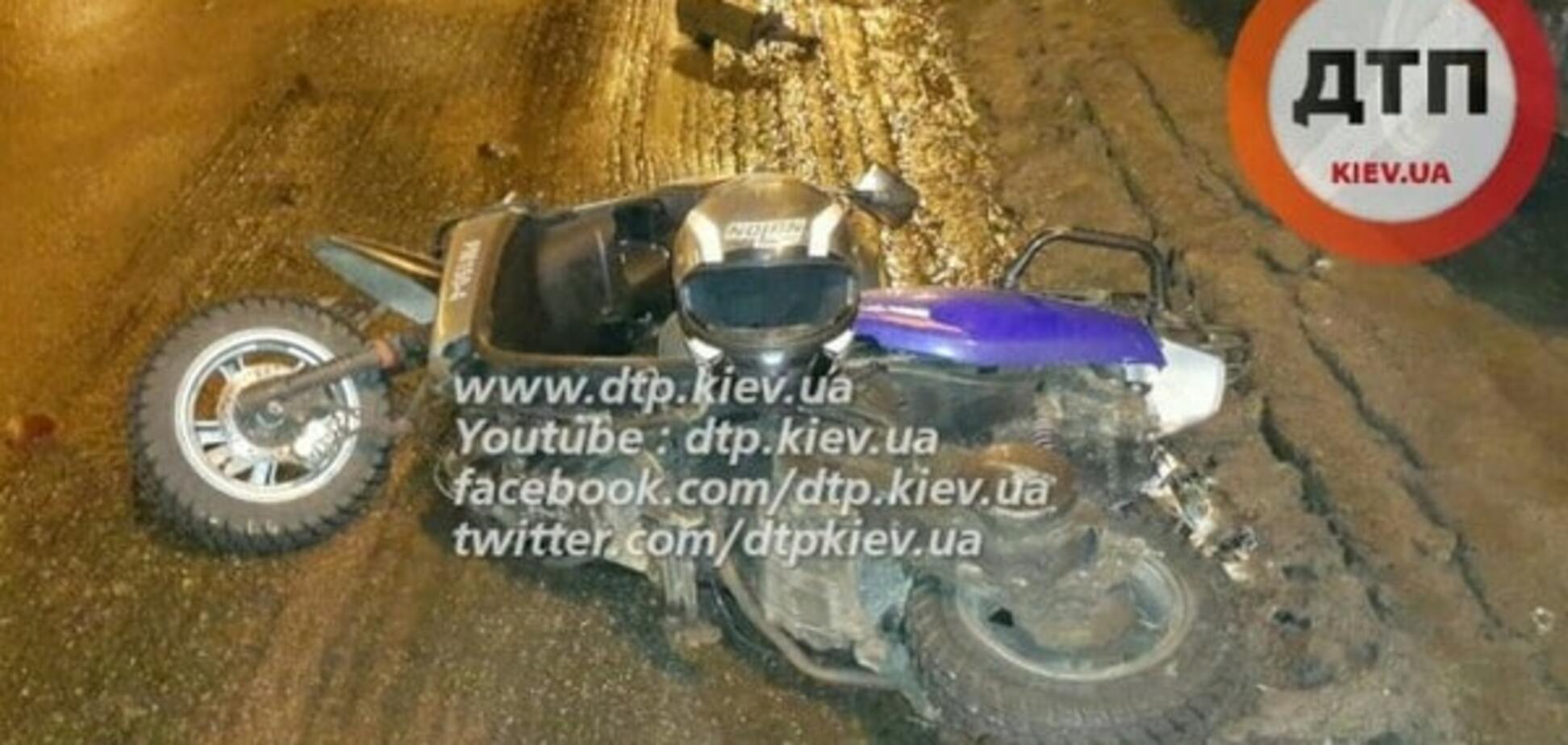 В Киеве пьяный водитель снес с дороги скутериста