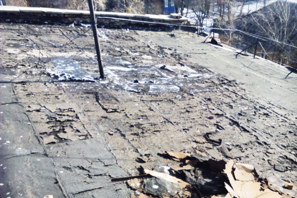 Ужасы киевского ЖКХ: семью пятый год 'пытают' текущей крышей