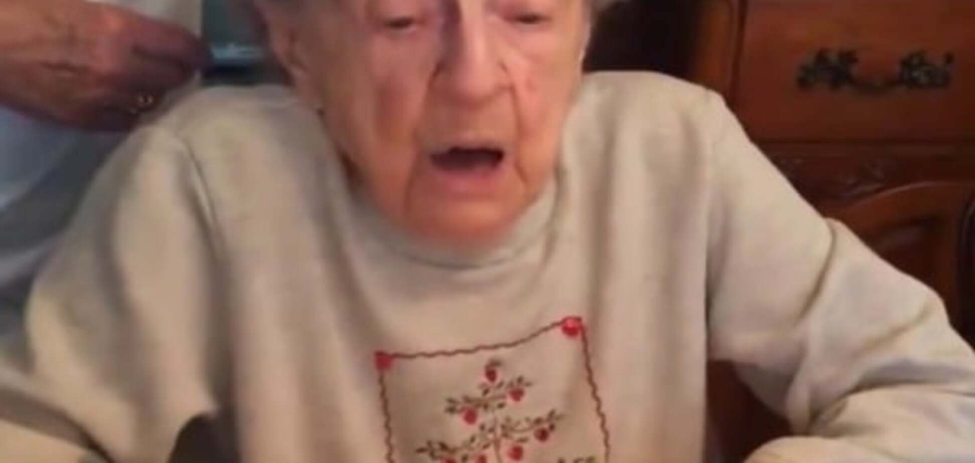 'Челюсти': видео с 102-летней бабушкой 'взорвало' интернет