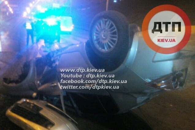 В Киеве пьяный водитель протаранил опору моста: автомобиль перевернулся
