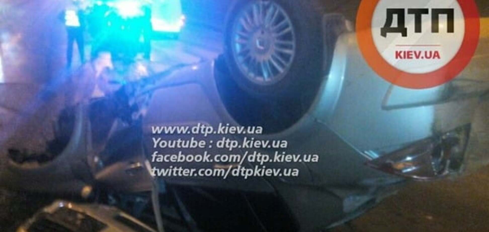 В Киеве пьяный водитель протаранил опору моста: автомобиль перевернулся
