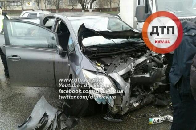 В Киеве Mercedes лоб в лоб протаранил Toyota: есть пострадавшие