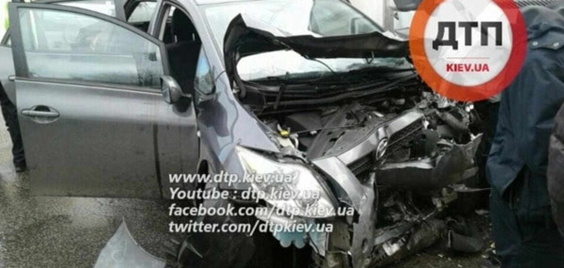 У Києві Mercedes лоб в лоб протаранив Toyota: є постраждалі