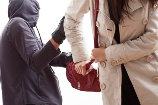 В Киеве грабитель напал на женщину с криком 'Ура!'