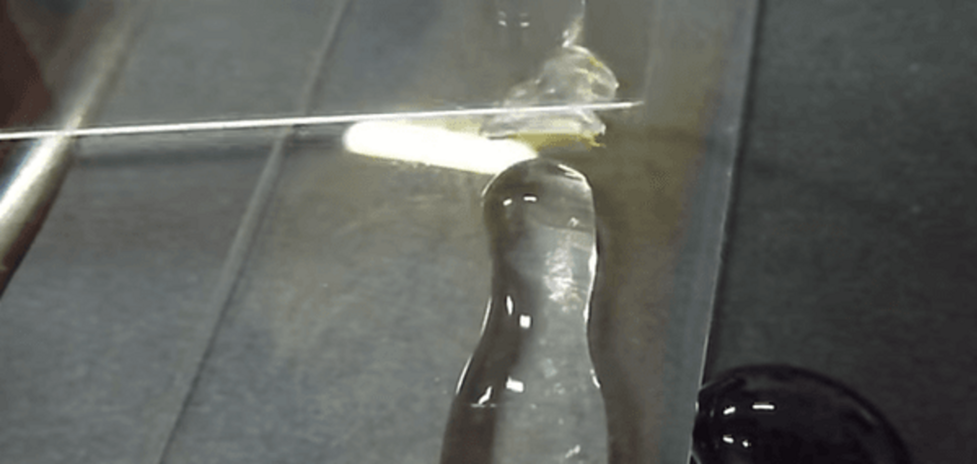 Ученые смогли разрезать жидкость, словно ножом: видеофакт