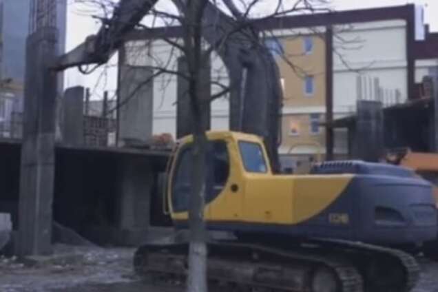 В КГГА показали, как рушат незаконный новострой на Булгакова