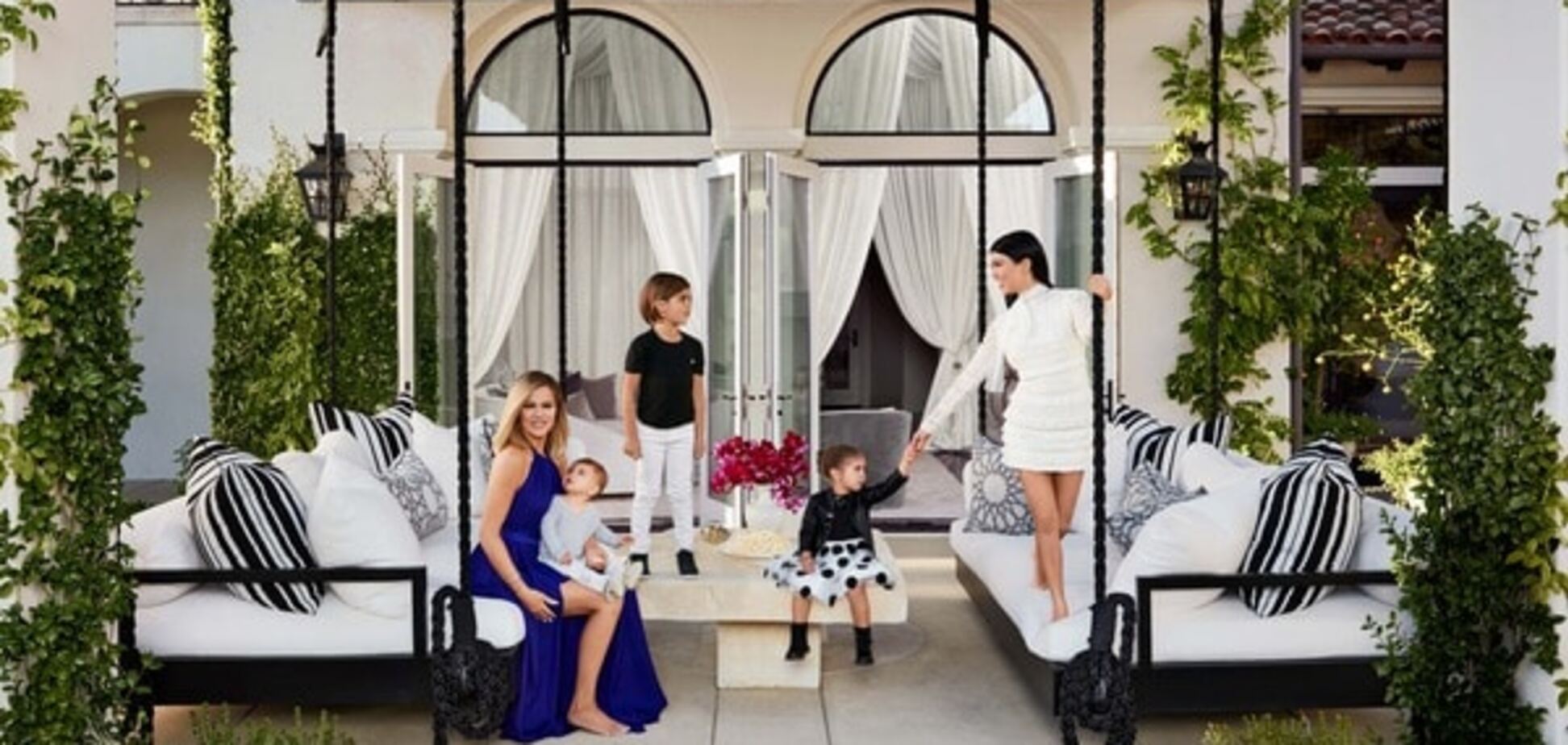 Сестры Кардашьян впервые показали свои роскошные дома: опубликованы фото