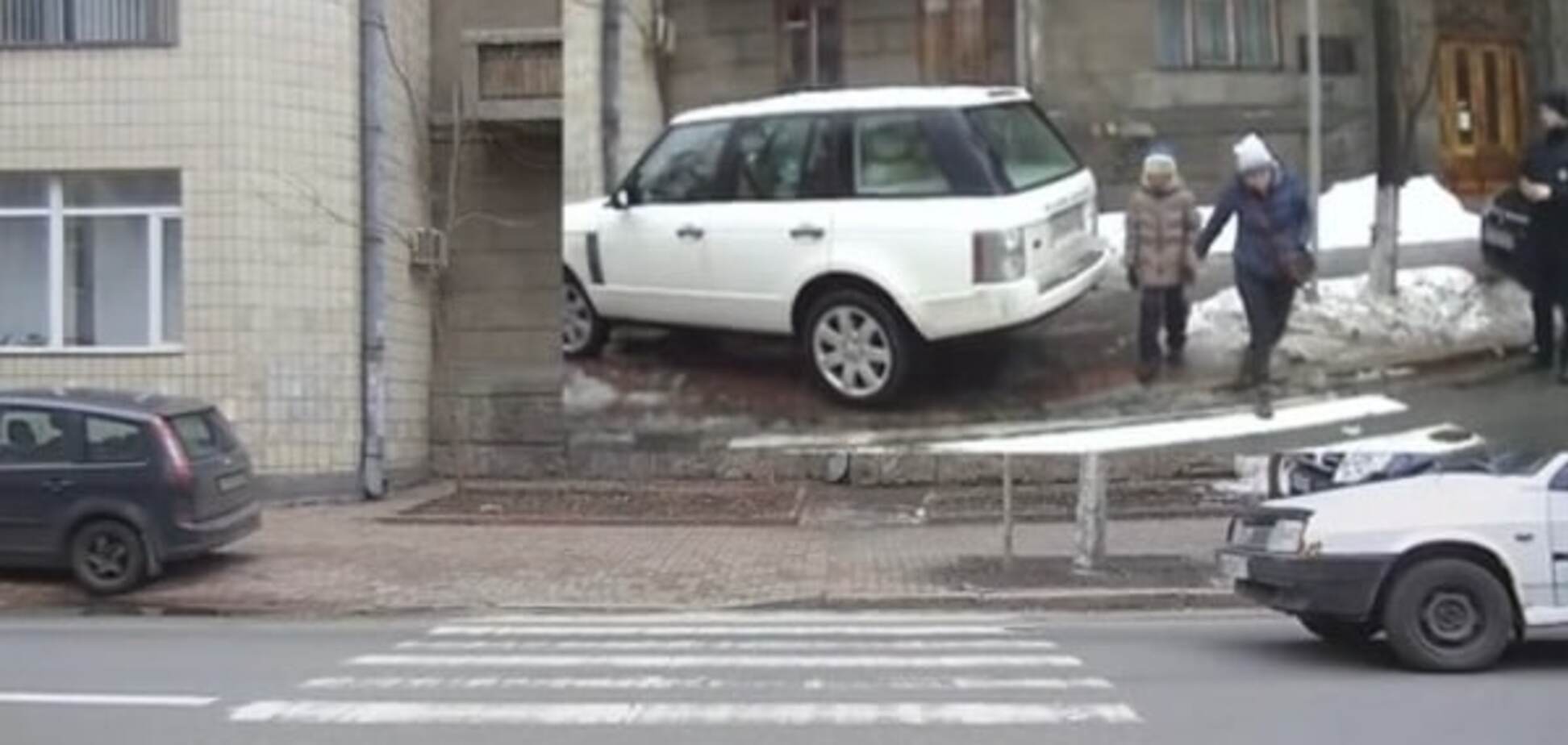 Минус один автохам: киевские полицейские проучили агрессивную блондинку