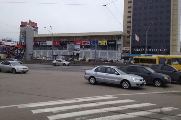 В Киеве возле ТРЦ обокрали автомобиль борца с 'героями парковки'