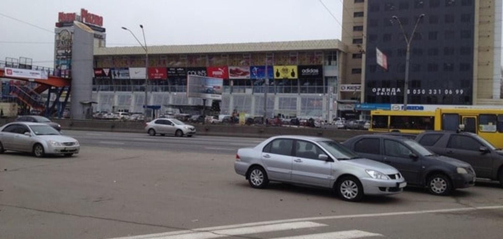 У Києві біля ТРЦ обікрали автомобіль борця з 'героями паркування'