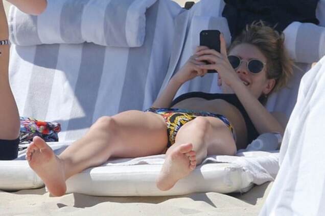 Отдых в Рио: дочка Шона Пенна и Робин Райт устроила стриптиз-шоу