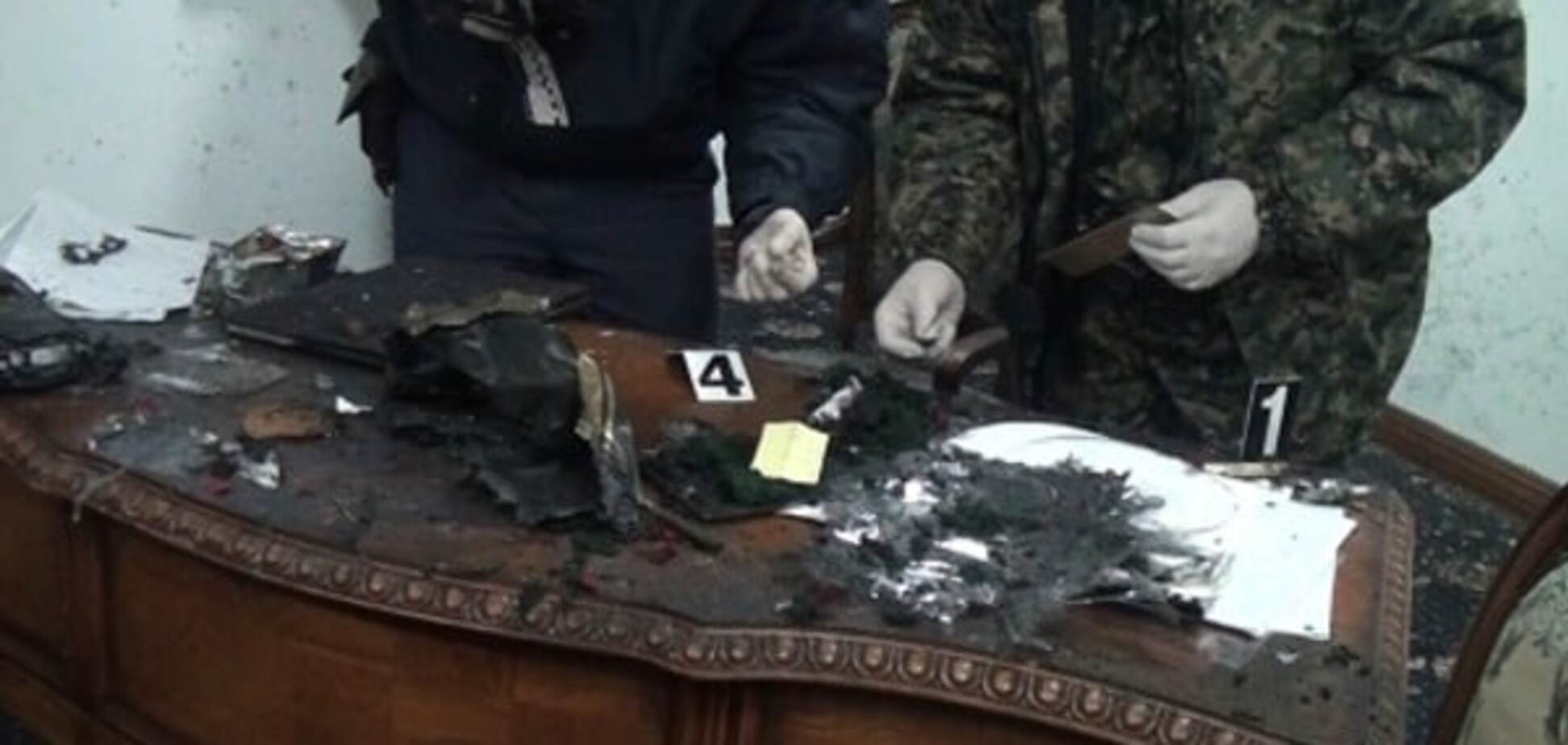 Бомба в букете: полиция Киева опубликовала фото с места ЧП 