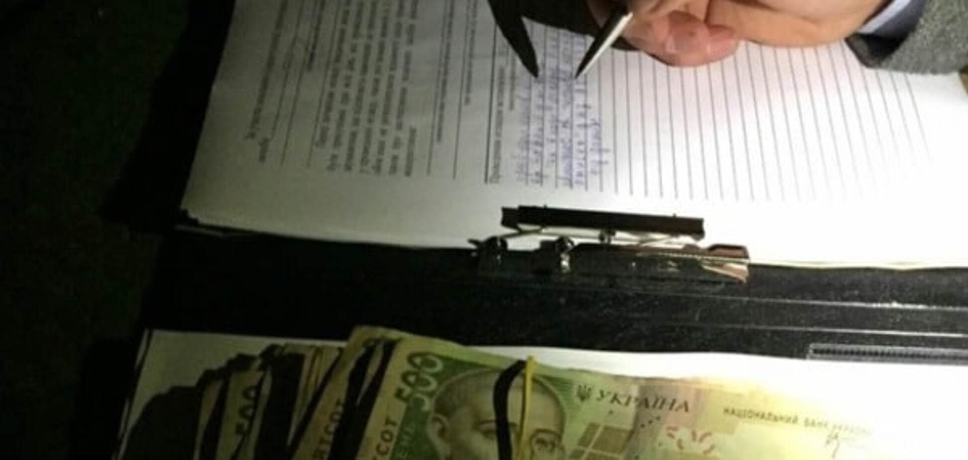 Экс-милиционер принес $25 тыс. взятки в здание ГПУ