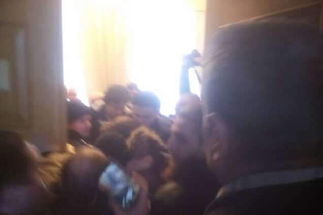 Потасовка в Минюсте: полиция избила журналиста, пытавшегося задержать ранившего его на Майдане 'беркутовца': опубликованы фото