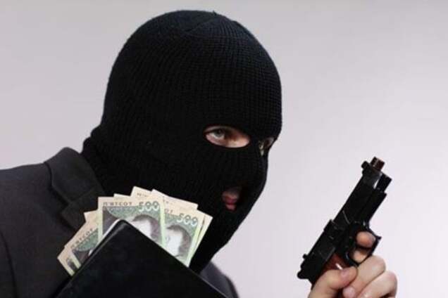 На Киевщине пятеро вооруженных в масках обчистили сейф в доме