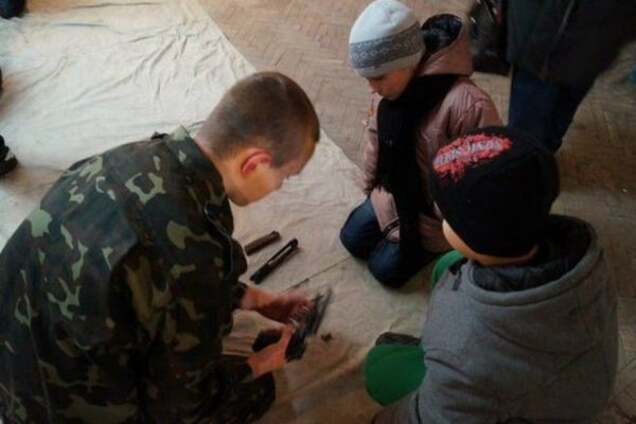 Промывка мозгов: в 'ДНР' детей готовят к вечной войне