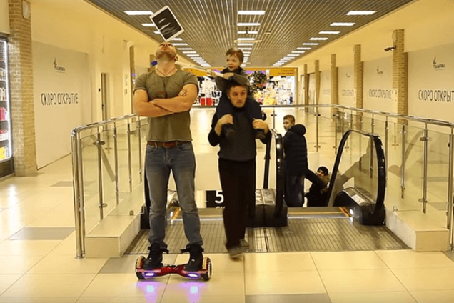 Трюк на миллион: мальчик клюшкой сбил iPad с головы мужчины