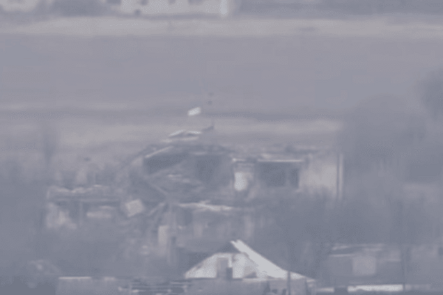 У страха глаза велики: россияне испугались 'флага Дании' на блокпосту в Марьинке. Видеофакт