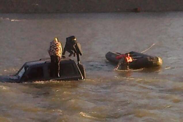 'Ума не надо': в Ужгороде двое мужчин застряли в реке на джипе. Опубликовано видео