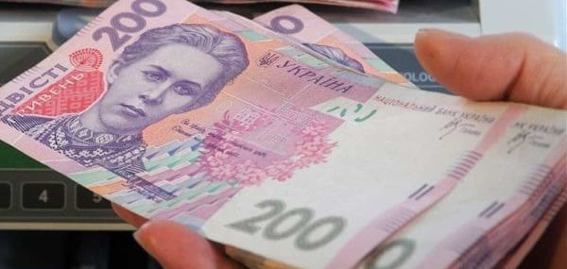 Яценюк рассказал, когда украинцам поднимут зарплаты