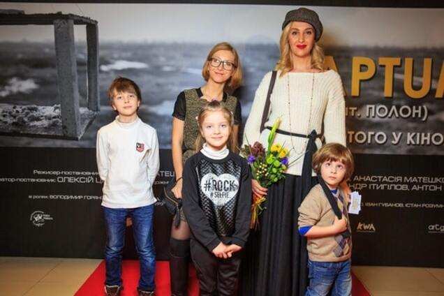 Снежана Егорова привела детей на премьеру фильма о войне