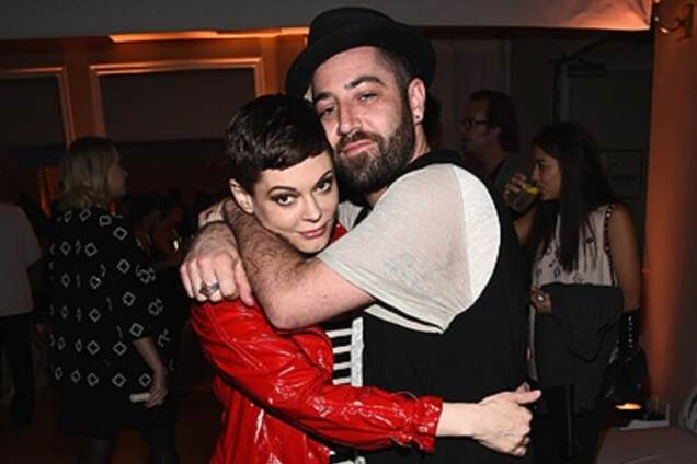 Звезда сериала 'Все женщины - ведьмы' разводится с мужем