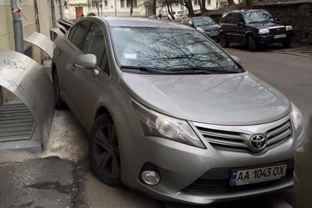 В Киеве 'герой парковки' из аппарата Верховной Рады перекрыл тротуар