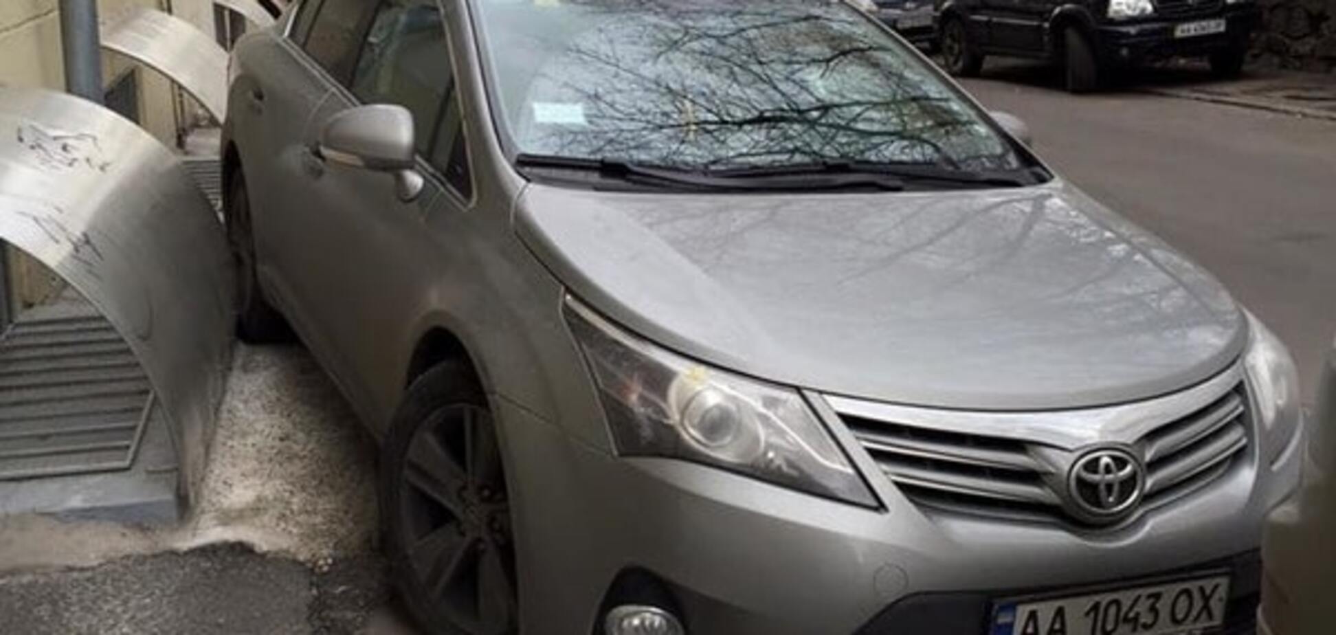 В Киеве 'герой парковки' из аппарата Верховной Рады перекрыл тротуар