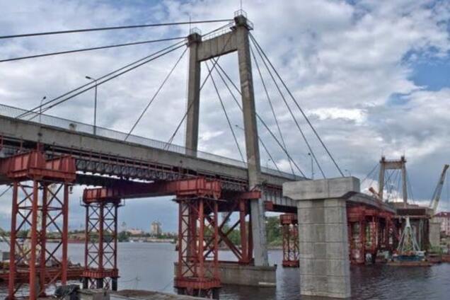6-метрова пастка: в Києві дівчина впала у провал на мосту
