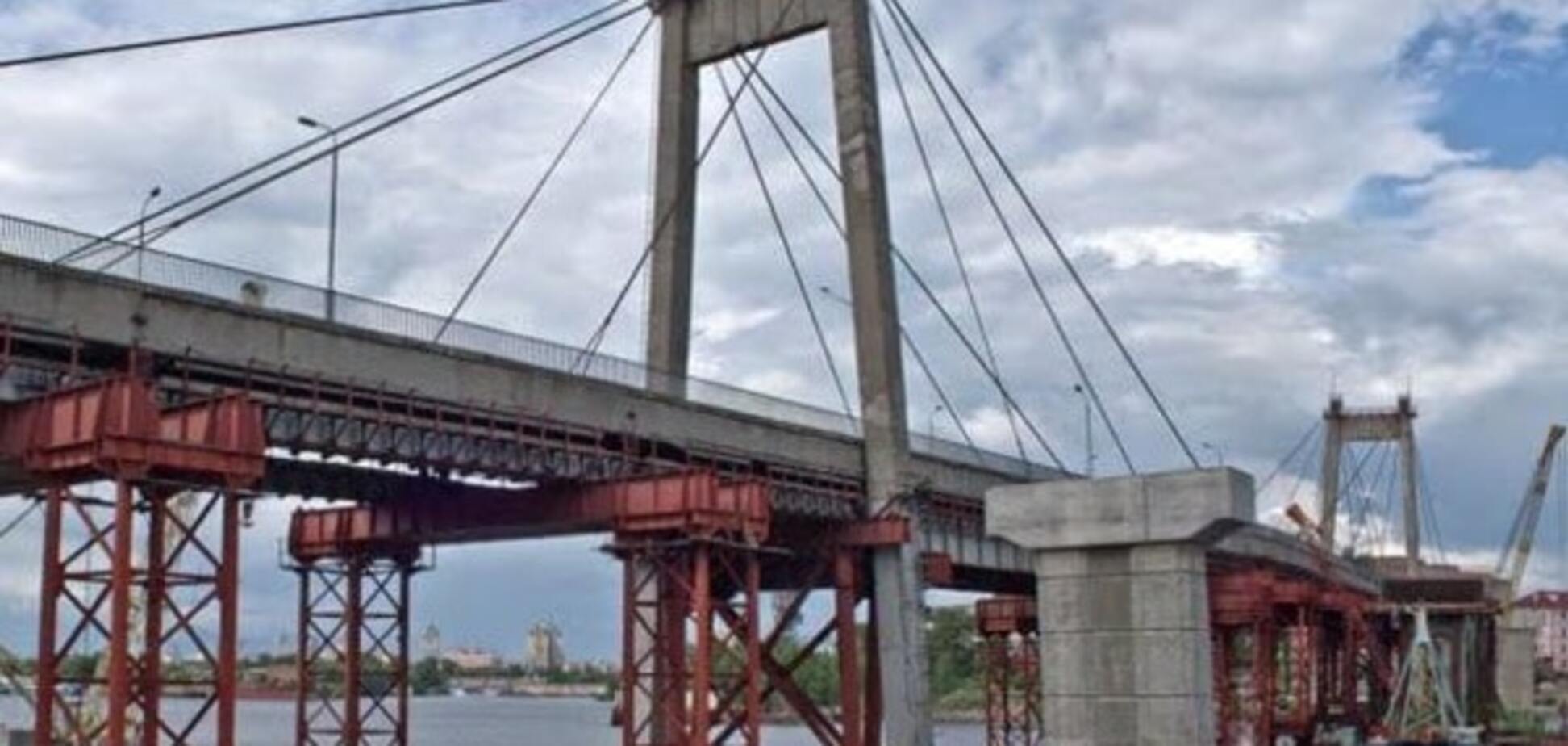 6-метровая ловушка: в Киеве девушка упала в провал на мосту