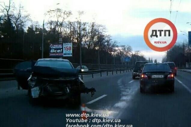 У Києві водій Mitsubishi 'розколошматив' машину об відбійник