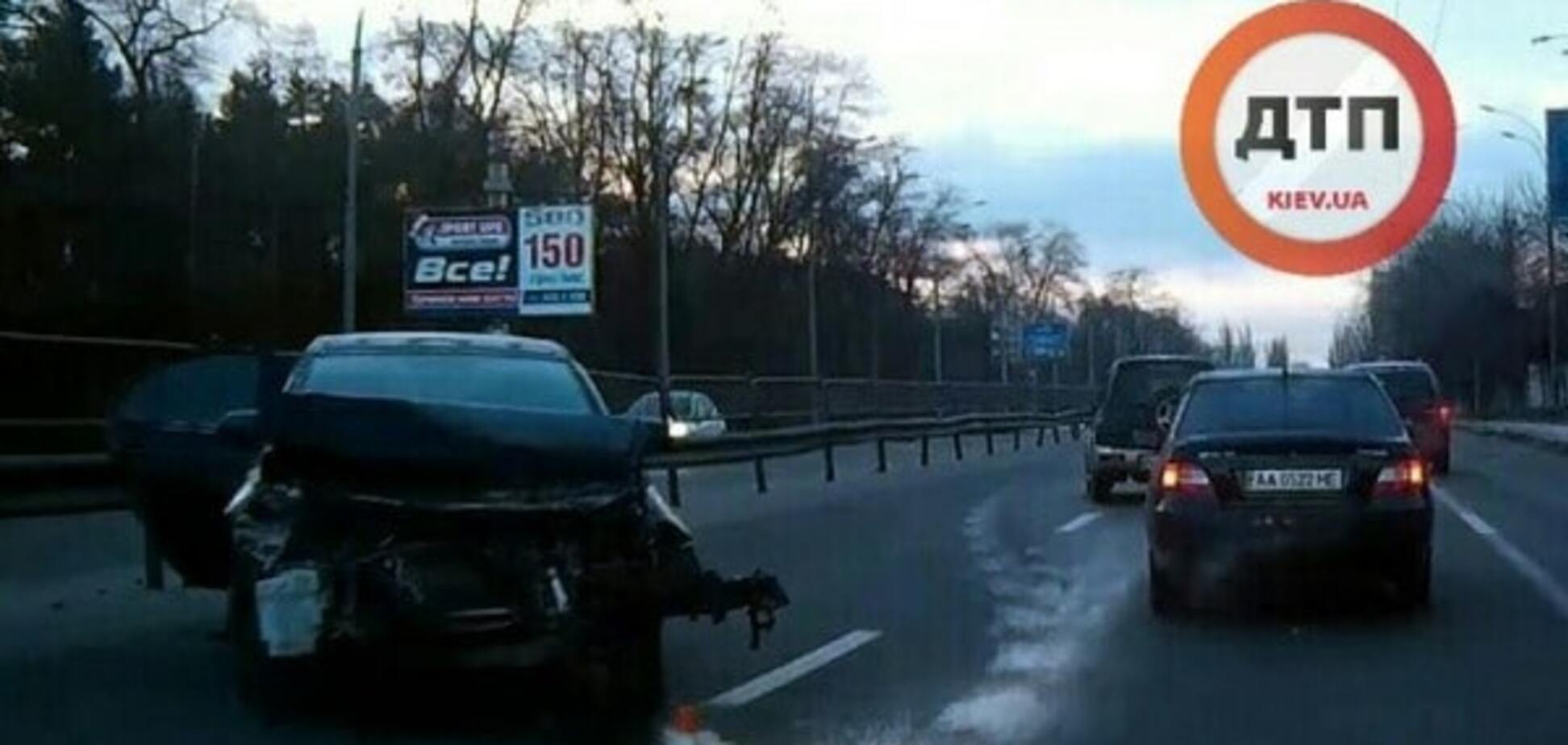 В Киеве водитель Mitsubishi 'расколошматил' машину об отбойник