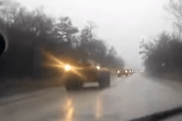 Перекидання сил: у Криму помітили величезну колону російських БТР. Відеофакт