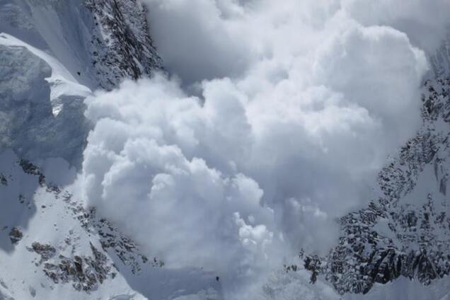 В австрийских Альпах лавина погребла пять лыжников