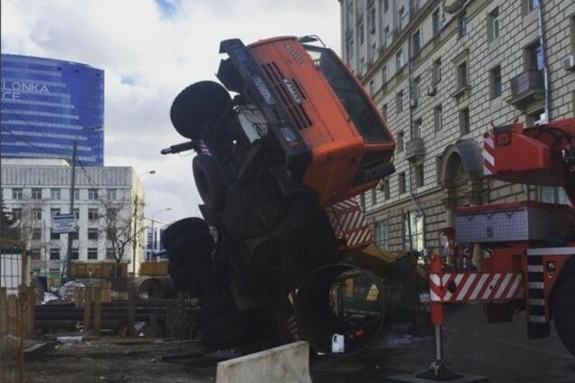 Вслед за США в Москве рухнул строительный кран, но промахнулся: фотофакт