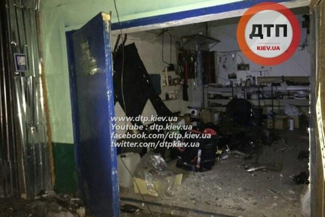 У Києві вночі обстріляли з гранатомета СТО