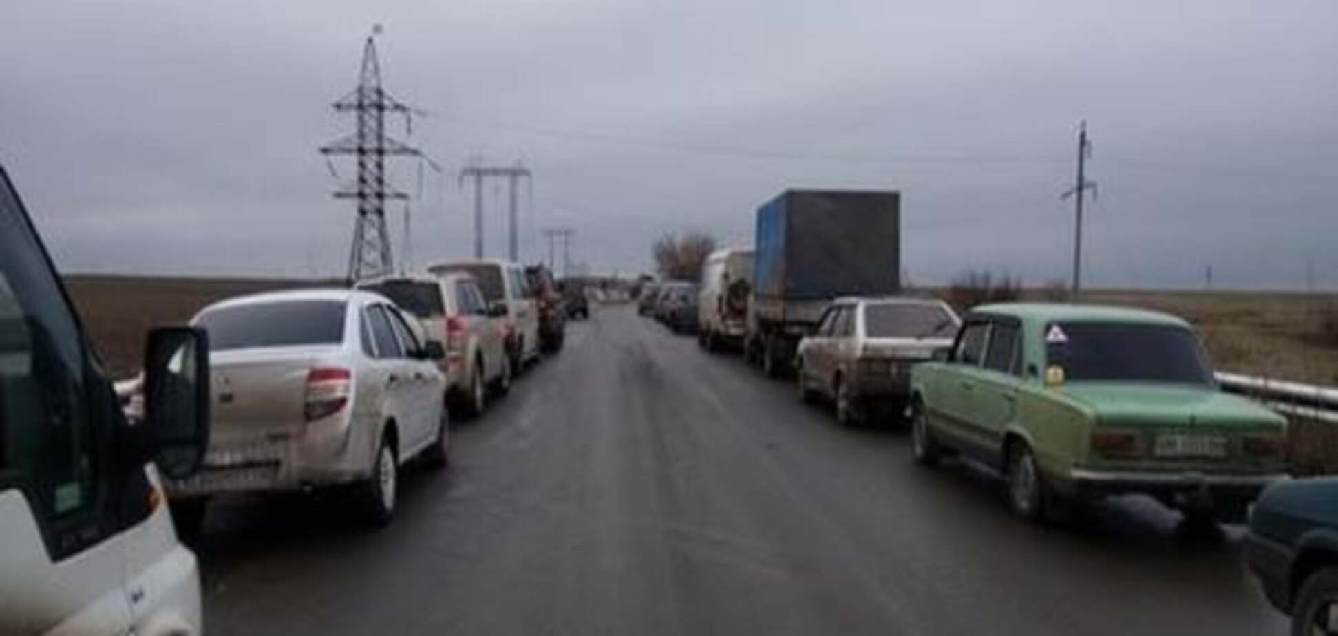 Обстріли та корупція паралізують рух через лінію розмежування на Донбасі