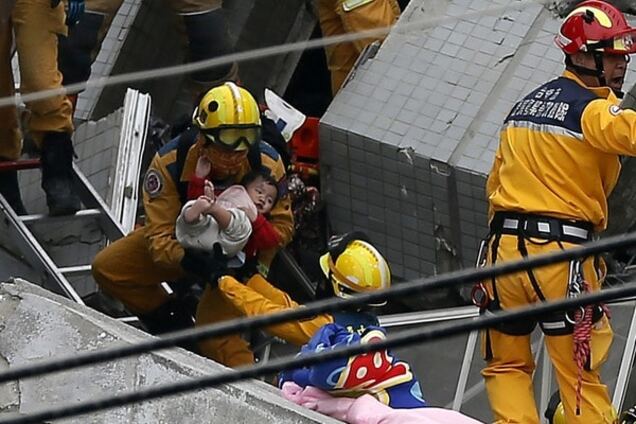 Из-под завалов на Тайване спасатели достали младенца: опубликованы фото