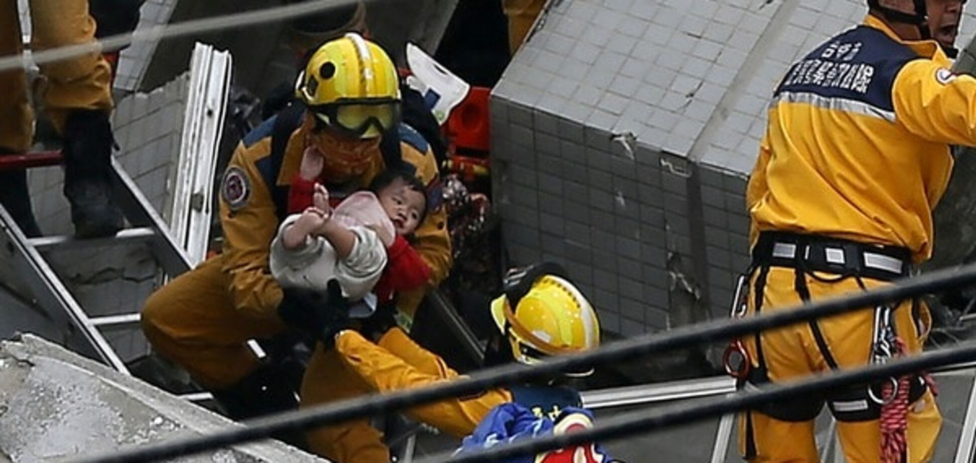 З-під завалів на Тайвані рятувальники дістали немовля: опубліковані фото