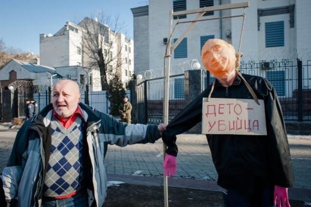 У посольства России в Киеве повесили 'Путина': фото- и видеофакт