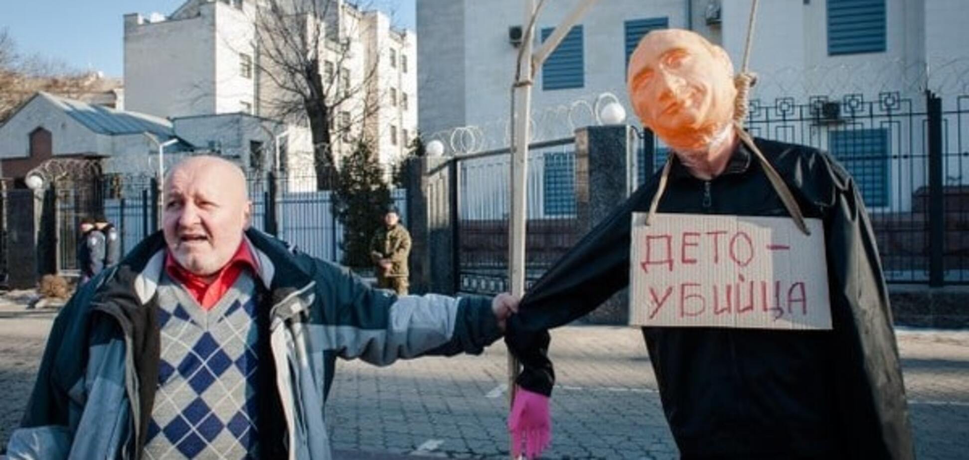 У посольства России в Киеве повесили 'Путина': фото- и видеофакт