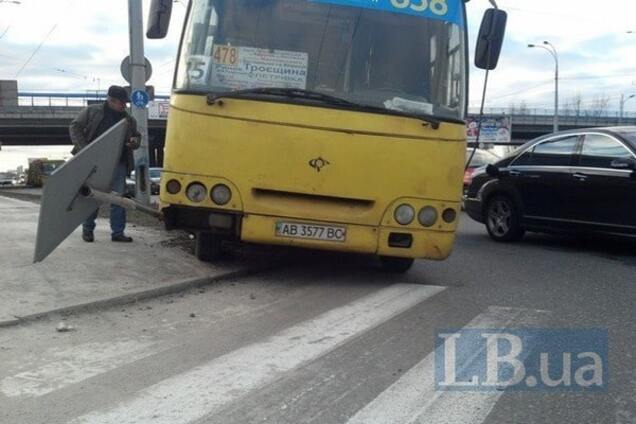 У Києві 'Богдан' протаранив Mercedes і зніс дорожній знак: фото з місця подій